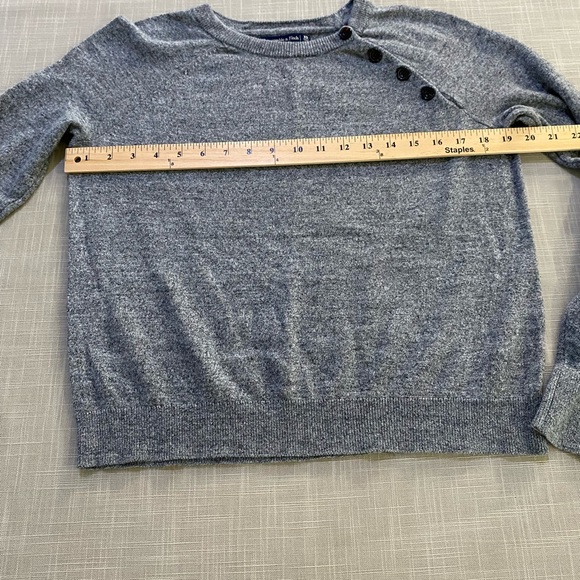Abercrombie & Fitch sweater with button details. Woman’s size XSmall - Picture 5 of 14